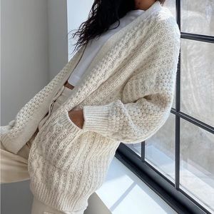 VINTAGE: Cable Knit Pearl Button Down Collared Cardigan